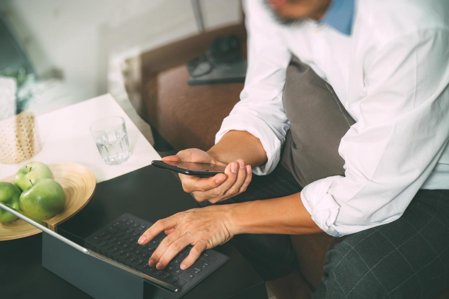 Professionelle Finanzberatung in modernem Büroambiente